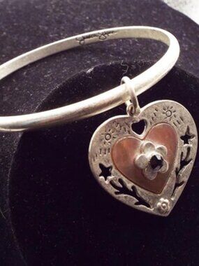 JESSICA SIMPSON SOFT SILVERY BANGLE W/ DANGLING MOP HEART CHARM BRACELET 21
